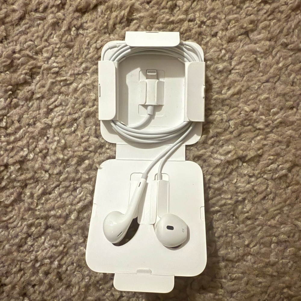 Apple Headphones - unused/new! - Picture 3 of 7